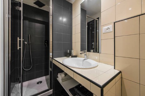 comfort room with private bathroom in Rome